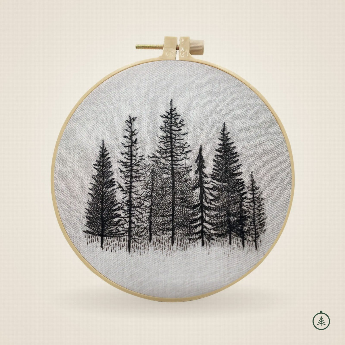Broderie forêt d'encre terminée et prête à accrocher dans son cercle