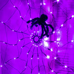 Toile d'Araignée LED Géante Mazzed installée sur un porche pour Halloween