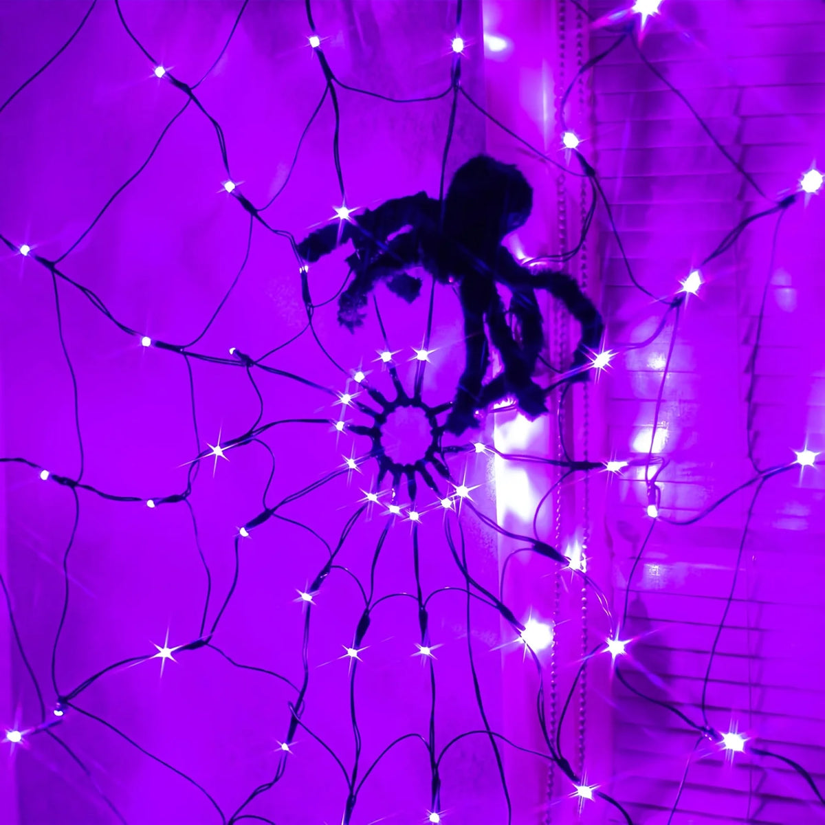 Toile d'Araignée LED Géante Mazzed installée sur un porche pour Halloween