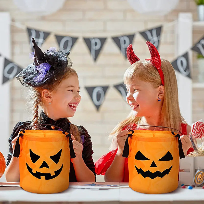 Seau à Bonbons Halloween XXL Lumineux LED - deux enfants déguisés tenant leurs seaux, Mazzed