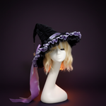 Chapeau de Sorcière sur fond dégradé violet Halloween chic, Mazzed