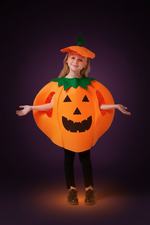 Déguisement Citrouille + Chapeau sur fond dégradé violet Halloween chic, Mazzed