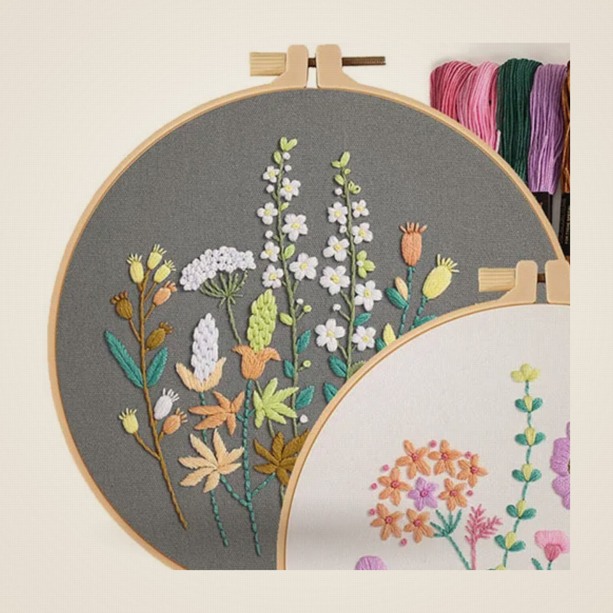 Détail du motif de fleurs des champs brodé sur toile grise