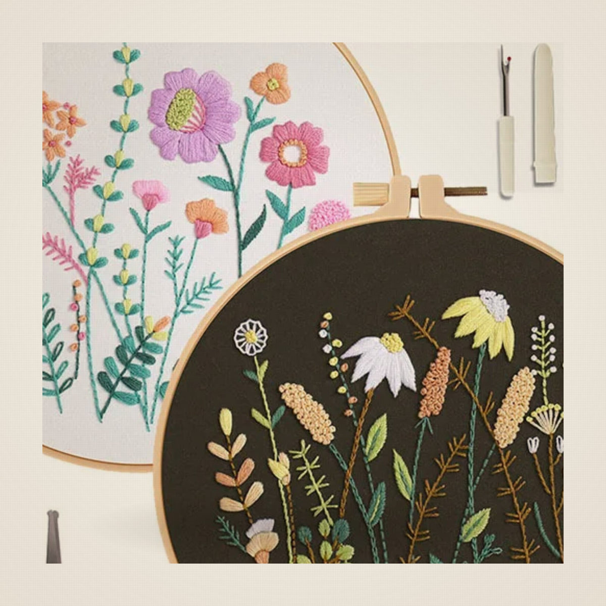 Détail des herbes folles brodées sur toile noire