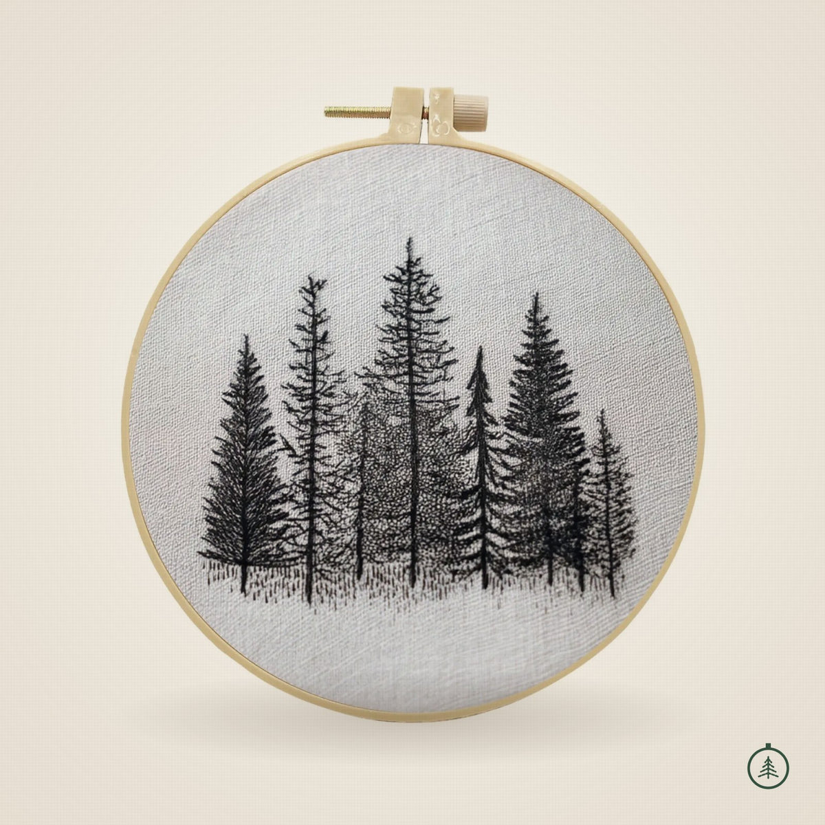Kit broderie Forêt d'encre : silhouettes de sapins noirs brodées sur lin naturel