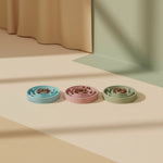 Trois gamelles anti-glouton Mazzed en bleu, rose et vert pastel avec un design en labyrinthe pour chiens et chats